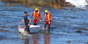 Die bootjie is deur NSRI vrywilligers tussen die rotse uitgehaal en aan wal gebring.